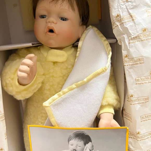 Charming Ashton-Drake porcelain doll. “Mommy I’m Sleepy” - Picture 2 of 7